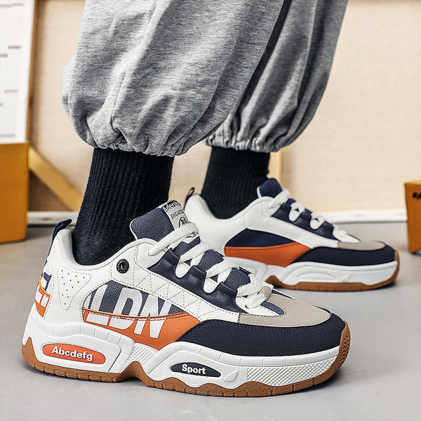 Vīriešu kedas ar - uzrakstu un šņorēm