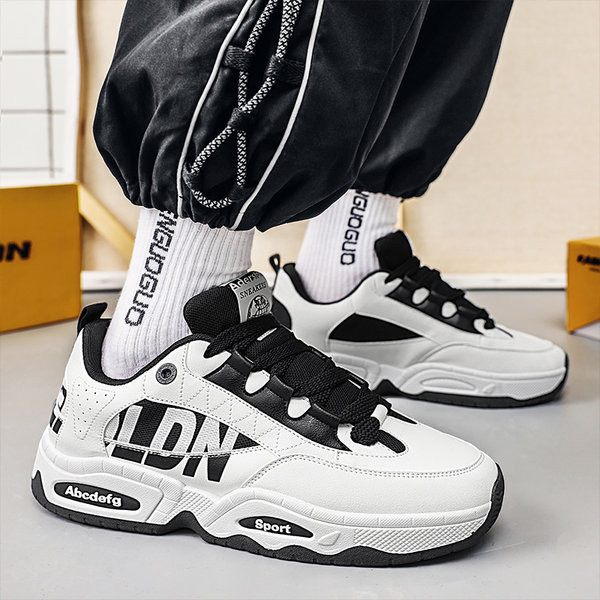 Vīriešu kedas ar - uzrakstu un šņorēm