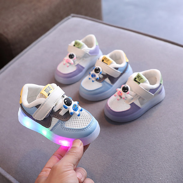 Zīdaiņu apavi ar sietu un 3D elementu