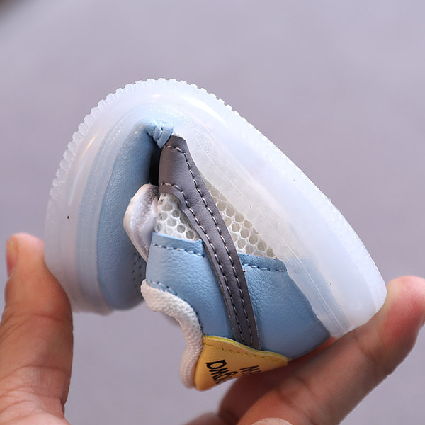 Zīdaiņu apavi ar sietu un 3D elementu