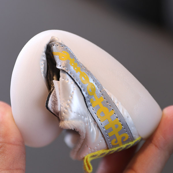 Bērnu sporta apavi ar uzrakstu