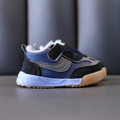 Modern gyerek tornacipő tépőzáras rögzítéssel