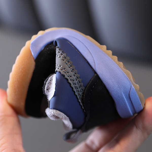 Modern gyerek tornacipő tépőzáras rögzítéssel