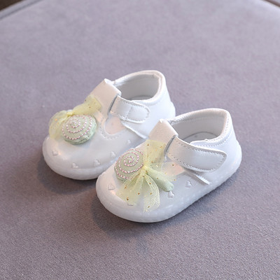 Babacipő 3D elemekkel és szalaggal