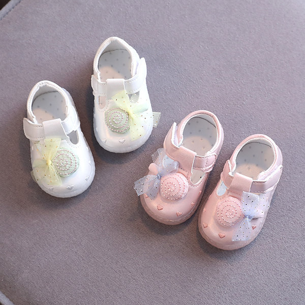 Babacipő 3D elemekkel és szalaggal