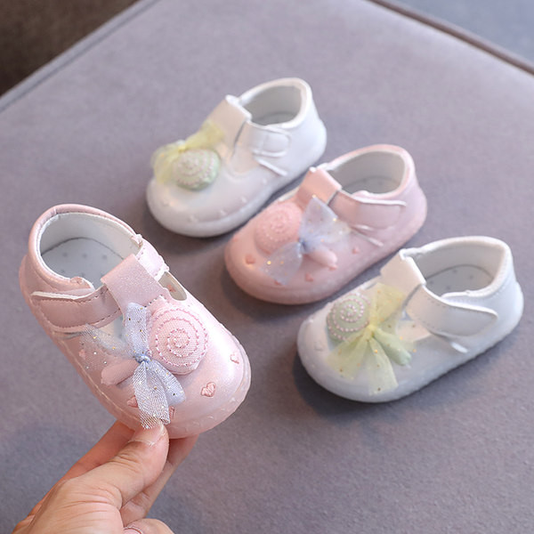 Babacipő 3D elemekkel és szalaggal