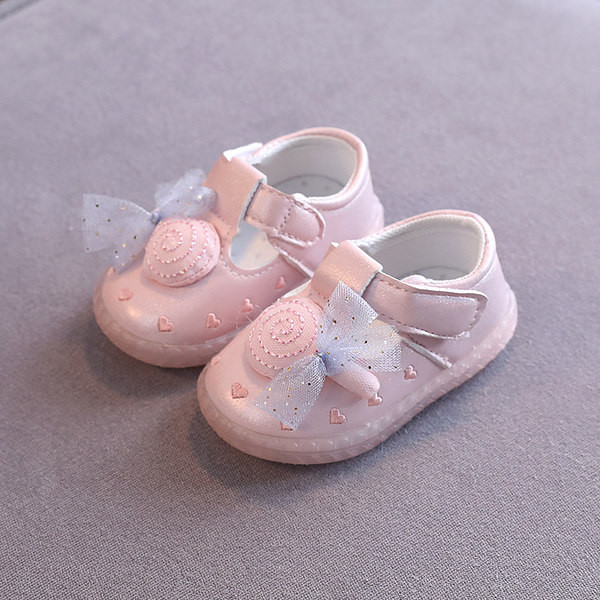 Babacipő 3D elemekkel és szalaggal