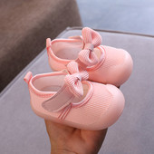 Kislány cipő szalaggal