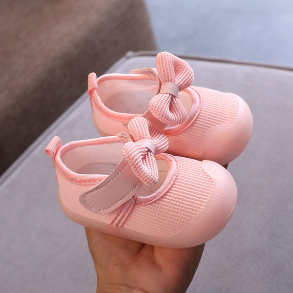 Kislány cipő szalaggal