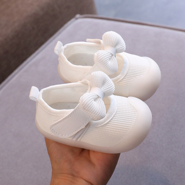 Kislány cipő szalaggal