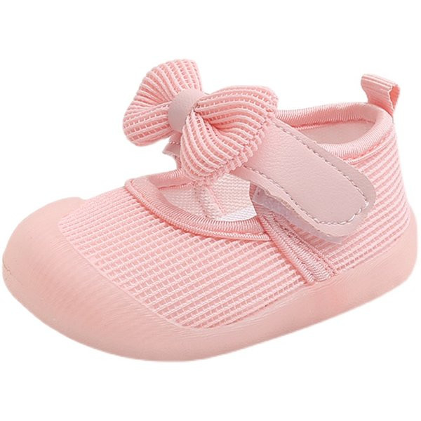 Kislány cipő szalaggal