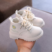 Öko bőrből készült babacsizma fűzővel és mintával