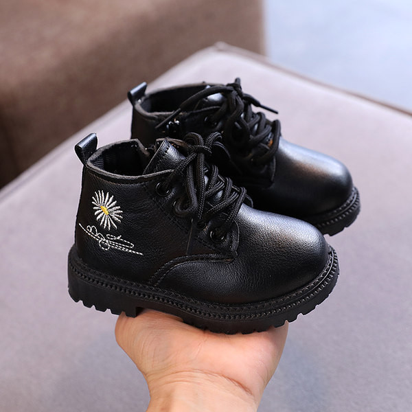 Öko bőrből készült babacsizma fűzővel és mintával