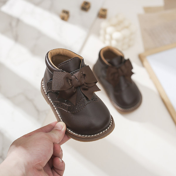 Gyermek bőr csizma szalaggal lányoknak