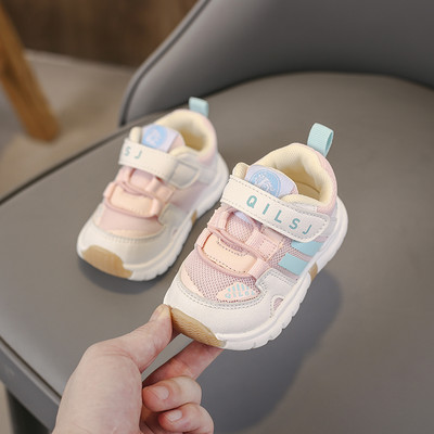 Eko bőrből készült babacipő felirattal és tépőzáras foltokkal