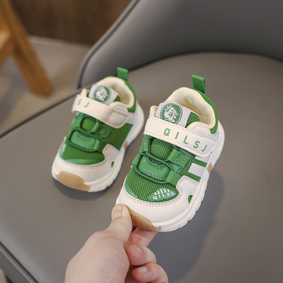 Eko bőrből készült babacipő felirattal és tépőzáras foltokkal