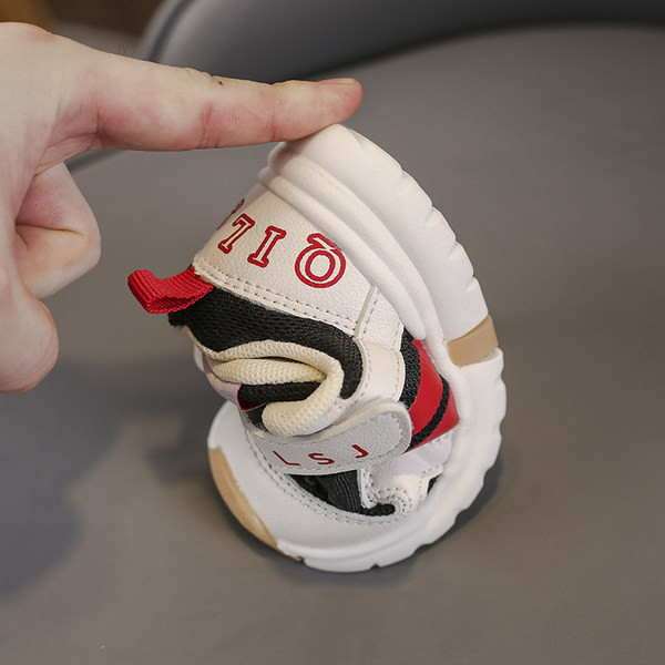 Eko bőrből készült babacipő felirattal és tépőzáras foltokkal