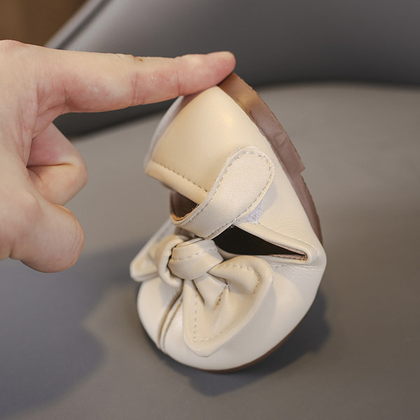 Mūsdienīgi bērnu apavi ar lenti bēšā un melnā krāsā