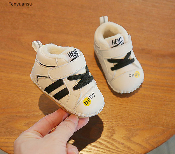 Babacipő felirattal és béléssel