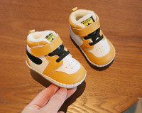 Eko bőrből készült babacipő új modellje felirattal és tépőzáras foltokkal