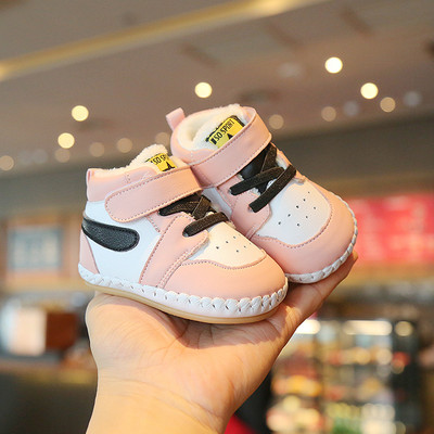 Eko bőrből készült babacipő új modellje felirattal és tépőzáras foltokkal