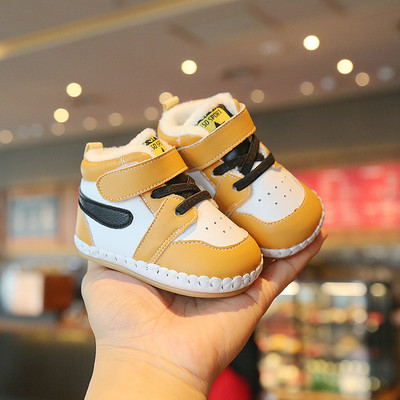 Eko bőrből készült babacipő új modellje felirattal és tépőzáras foltokkal