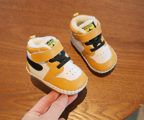 Eko bőrből készült babacipő új modellje felirattal és tépőzáras foltokkal