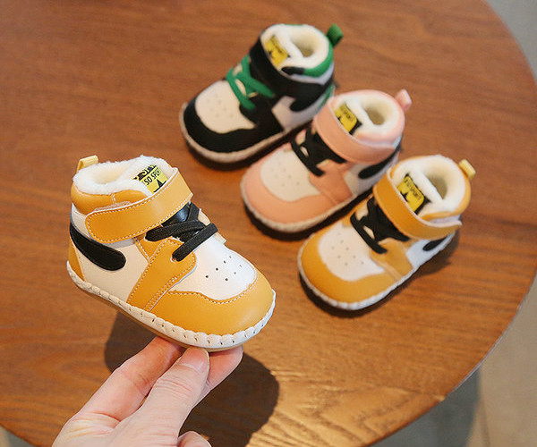 Eko bőrből készült babacipő új modellje felirattal és tépőzáras foltokkal