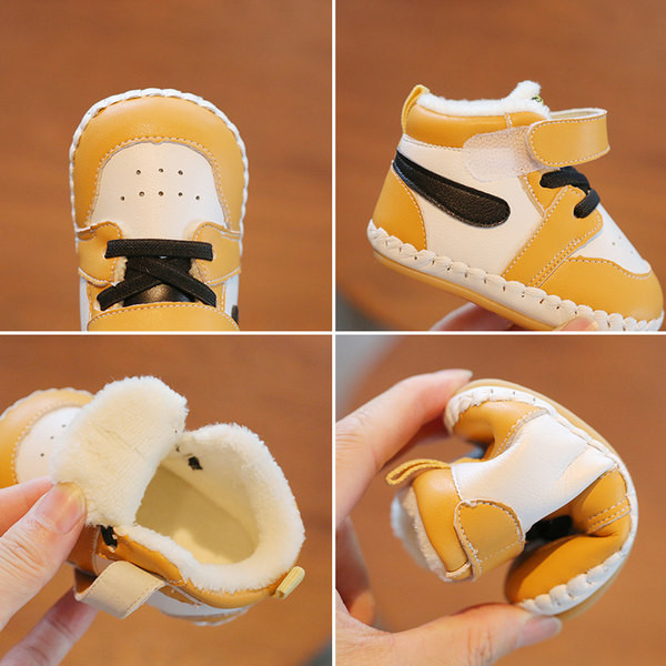 Eko bőrből készült babacipő új modellje felirattal és tépőzáras foltokkal