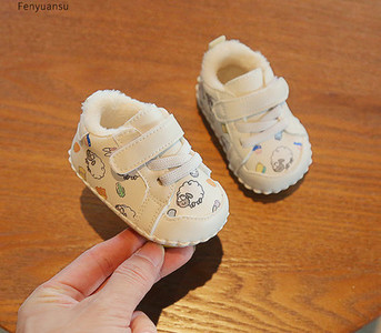 Béléses és mintás babacipő