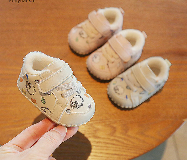 Béléses és mintás babacipő