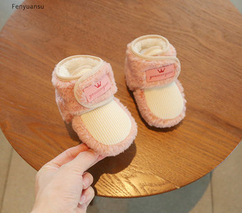 Βρεφικά μποτάκια με κέντημα και πουπουλένια φόδρα