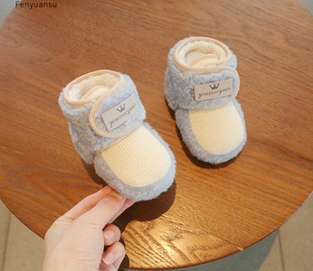 Βρεφικά μποτάκια με κέντημα και πουπουλένια φόδρα