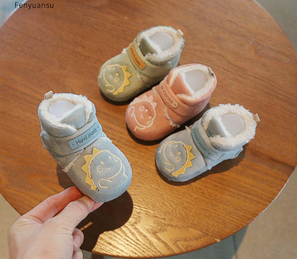 Βρεφικά μποτάκια με κέντημα και πουπουλένια φόδρα