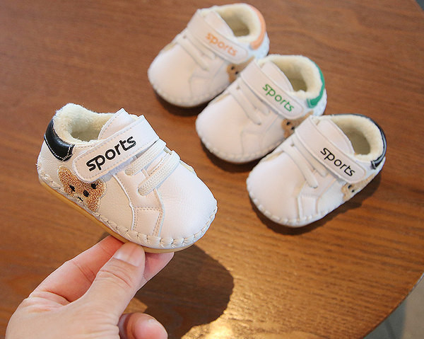 Zīdaiņu apavi no eko ādas ar siltu oderi, aplikāciju un uzrakstu