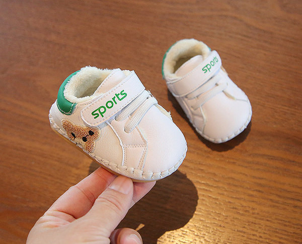 Zīdaiņu apavi no eko ādas ar siltu oderi, aplikāciju un uzrakstu