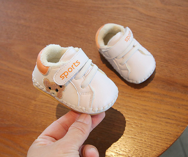 Zīdaiņu apavi no eko ādas ar siltu oderi, aplikāciju un uzrakstu