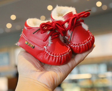 Zīdaiņu apavi no eko ādas ar pūkām un šņorēm