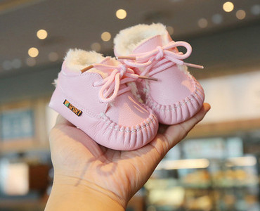 Zīdaiņu apavi no eko ādas ar pūkām un šņorēm