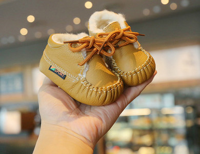 Zīdaiņu apavi no eko ādas ar pūkām un šņorēm