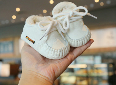 Zīdaiņu apavi no eko ādas ar pūkām un šņorēm