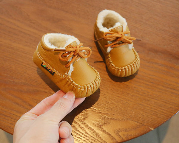 Zīdaiņu apavi no eko ādas ar pūkām un šņorēm