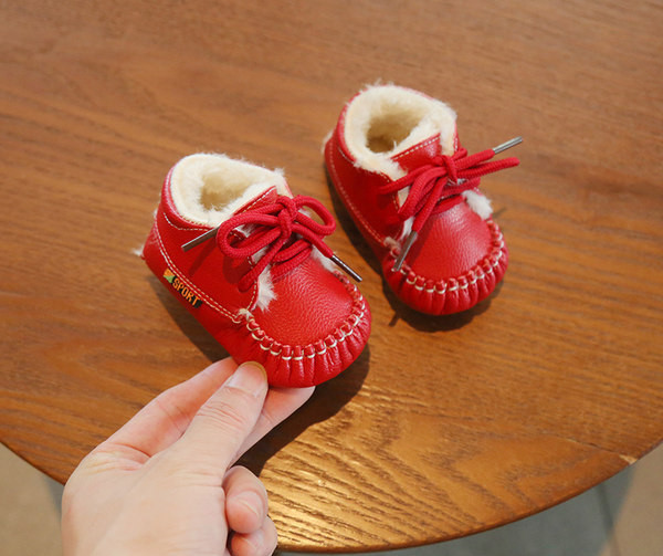 Zīdaiņu apavi no eko ādas ar pūkām un šņorēm