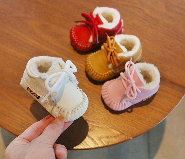Zīdaiņu apavi no eko ādas ar pūkām un šņorēm