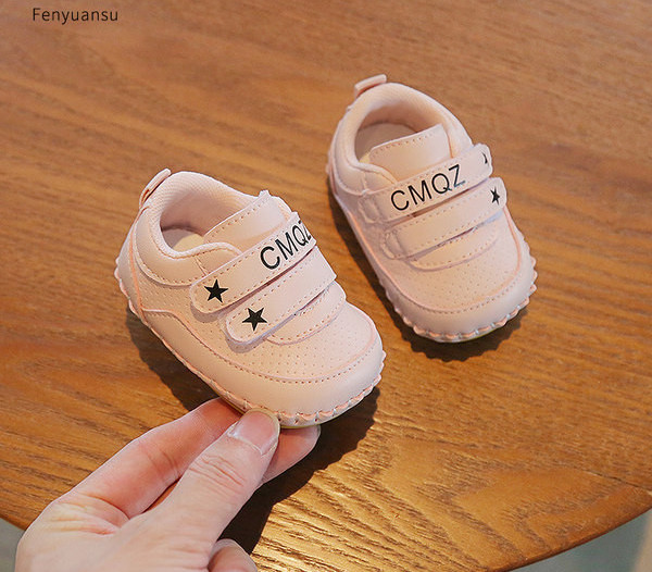 Dječje cipele sa natpisom u dvije boje