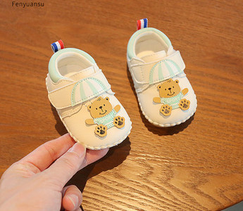 Βρεφικά παπούτσια με τύπωμα και κούμπωμα velcro