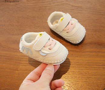 Βρεφικά παπούτσια με μπαλώματα velcro και στάμπα