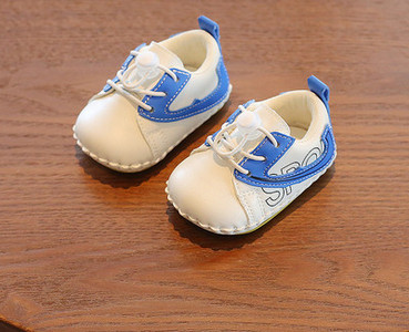 Zīdaiņu apavi no eko ādas ar uzrakstiem un šņorēm