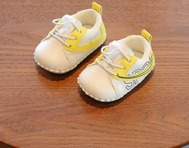 Zīdaiņu apavi no eko ādas ar uzrakstiem un šņorēm