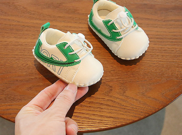 Zīdaiņu apavi no eko ādas ar uzrakstiem un šņorēm